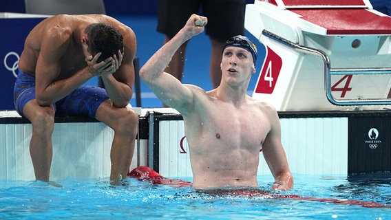 Schwimmer Lukas Märtens nach seinem Olympiasieg im Schwimmen über 400m Freistil © dpa Foto: Michael Kappeler