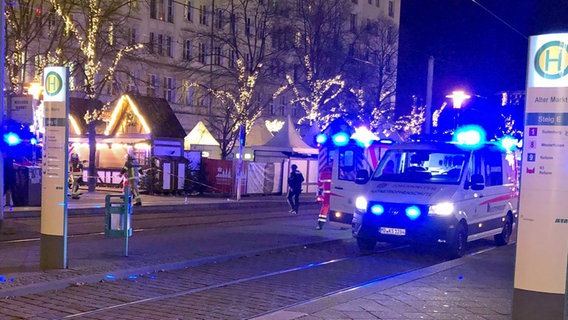 Einsatzkräfte von Rettungsdiensten sind im Einsatz auf dem Weihnachtsmarkt in Magdeburg. Auf dem Weihnachtsmarkt ist ein Autofahrer in eine Menschengruppe gefahren. © Dörthe Hein/dpa-Zentralbild/dpa 