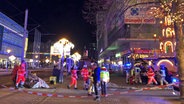 Einsatzkräfte von Rettungsdiensten sind im Einsatz auf dem Weihnachtsmarkt in Magdeburg. Auf dem Weihnachtsmarkt ist ein Autofahrer in eine Menschengruppe gefahren. © Dörthe Hein/dpa-Zentralbild/dpa 