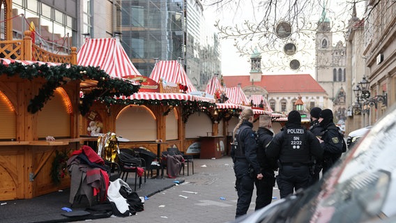 Polizisten stehen an einer Absperrung am Magdeburger Weihnachtsmarkt © Jan Woitas/dpa Foto: Jan Woitas