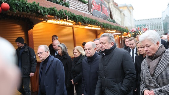 Sachsen-Anhaltsministerpräsident Haseloff, Bundeskanzler Scholz und viele andere Politiker auf dem Magdeburger Weihnachtsmarkt © Jan Woitas/dpa Foto: Jan Woitas