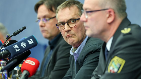 Horst Walter Nopens (M.), Leitender Oberstaatsanwalt Staatsanwaltschaft Magdeburg, Tom-Oliver Langhans (r.), Direktor der Polizei Magdeburg und Ronni Krug (l.), Beigeordneter für Personal, Bürgerservice und Ordnung, sitzen in Magdeburg in einer Pressekonferenz am Tag nach der tödlichen Attacke auf dem Weihnachtsmarkt. © Jan Woitas/dpa 