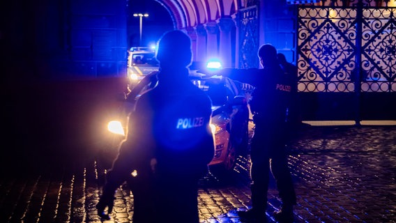 Magdeburg: Eine Polizeikolonne verlässt das Justizzentrum © Christoph Soeder/dpa Foto: Christoph Soeder