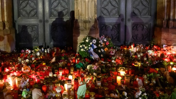 Schatten Anteilnehmender sind am Portal des Magdeburger Doms zu sehen. © Klaus-Dietmar Gabbert/dpa 