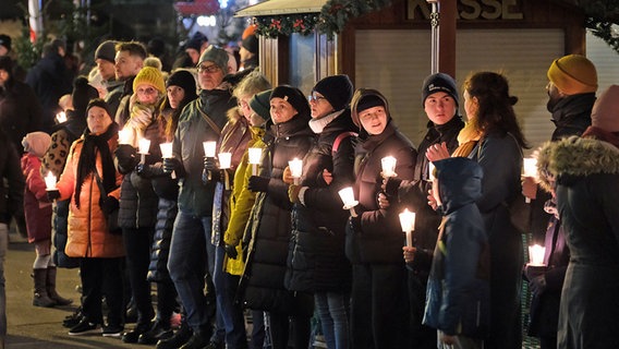 Menschenkette zum Gedenken an die Opfer und Betroffenen des Anschlags auf dem Magdeburger Weihnachtsmarkt. © dpa bildfunk Foto: Sebastian Willnow