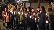 Menschenkette zum Gedenken an die Opfer und Betroffenen des Anschlags auf dem Magdeburger Weihnachtsmarkt. © dpa bildfunk Foto: Sebastian Willnow