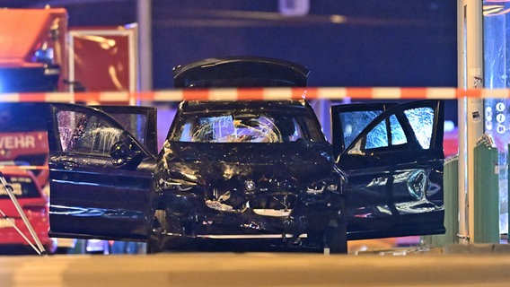 Ein Auto, mit dem ein Täter in eine Menschenmenge auf dem Weihnachtsmarkt in Magdeburg gefahren sein soll, steht mit offenen Türen in der Nähe des Tatorts.
Service
+++ dpa-Bildfunk +++
Aufnahmedatum
21.12.2024
Bildnachweis © dpa picture alliance Foto: Hendrik Schmidt