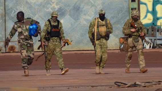 Undatiertes Foto zeigt russische Söldner in Mali © French Military/AP/dpa 