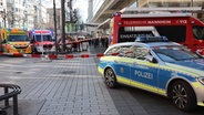 Einsatzfahrzeuge der Polizei und des Rettungsdienstes stehen bei einem Großeinsatz in der Mannheimer Innenstadt. © René Priebe/dpa Foto: René Priebe