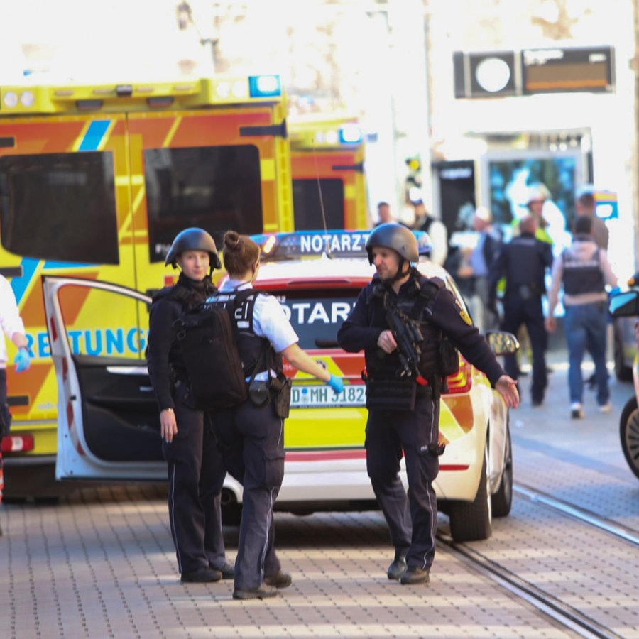 Einsatzfahrzeuge der Polizei und des Rettungsdienstes stehen bei einem Großeinsatz in der Mannheimer Innenstadt. © picture alliance/dpa | Dieter Leder Foto: Dieter Leder