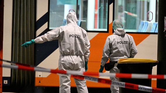 Beamte der Spurensicherung untersuchen den Tatort nach einem Vorfall mit einem Auto in der Mannheimer Innenstadt. © dpa-Bildfunk Foto: Boris Roessler/dpa