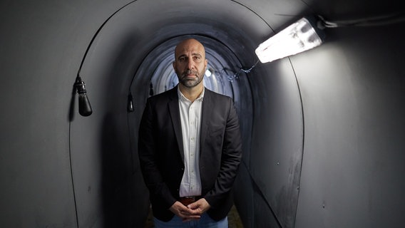 Der Psychologe und Autor Ahmad Mansour steht in einem Tunnel © picture alliance/dpa | Jörg Carstensen Foto: Jörg Carstensen