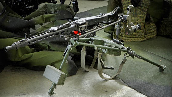 Eine MG-3 steht in einem materilaraum. © picture alliance/photothek Foto: Thomas Trutschel