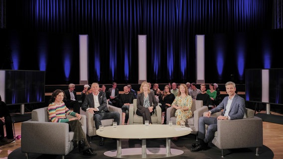 Moderator Ingo Zamperoni und seine Gäste bei der Auftaktveranstaltung zur Hamburger Woche der Pressefreiheit im Oktober 2024 © NDR Foto: Jann Wilken