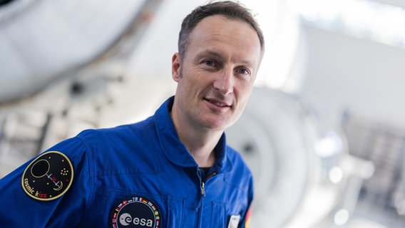 Matthias Maurer, deutscher Astronaut, steht vor einer Pressekonferenz im Europäischen Astronautenzentrum (EAC) der ESA in der Trainingshalle. © dpa Foto: Rolf Vennenbernd/dpa