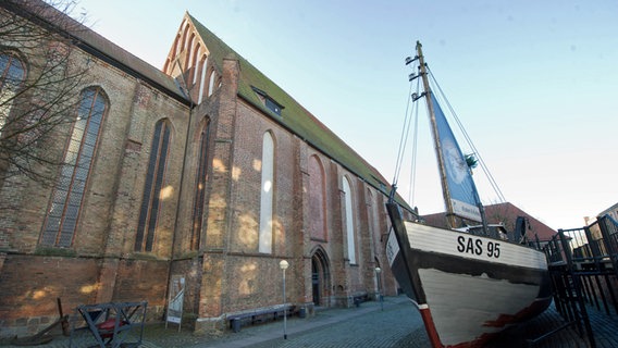 Das Meeresmuseum in Stralsund, davor liegt ein Boot. © dpa-Bildfunk Foto: Stefan Sauer