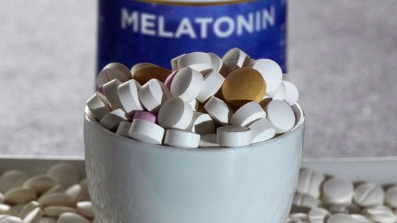 Melatonin-Tabletten liegen in einer Schale. © picture alliance/dpa Foto: Soeren Stache