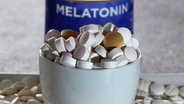 Melatonin-Tabletten liegen in einer Schale. © picture alliance/dpa Foto: Soeren Stache