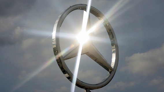 Ein strahlender Mercedes-Benz-Stern vor dem Himmel © dpa - Bildfunk Foto: Arno Burgi