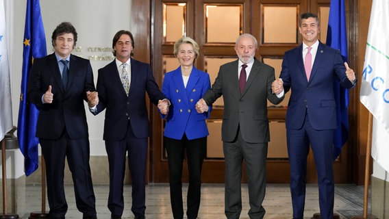 Die Spitzenvertreter der Mercosur-Staaten und die Präsidentin der Europäischen Kommission, Ursula von der Leyen, posieren für ein Foto. © picture alliance/dpa/AP | Matilde Campodonico 