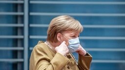 Kanzlerin Angela Merkel (CDU) mit Mundschutz in einem Raum im Kanzleramt.