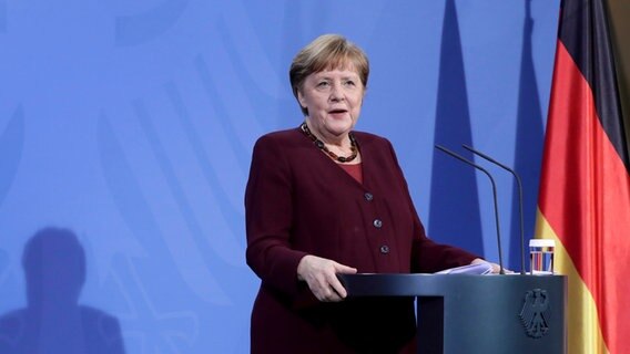 Bundes·kanzlerin Angela Merkel (CDU steht an einem Pult © dpa - Bildfunk Foto: Michael Sohn/AP/Pool/dpa