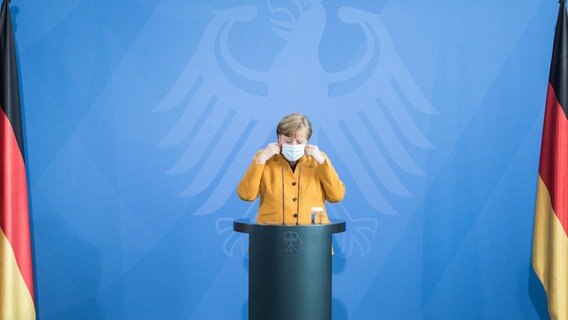 Angela Merkel bei der Verkündung des Stopps der Oster-Ruhetage. © dpa-Bildfunk 
