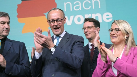 CDU-Chef Friedrich Merz (M.) auf der Wahlparty der Union © Michael Kappeler/dpa Foto: Michael Kappeler