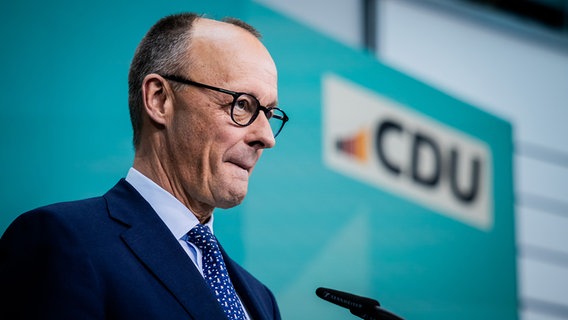 Friedrich Merz, CDU-Bundesvorsitzender und CDU/CSU-Fraktionsvorsitzender im Bundestag, äußert sich während einer Pressekonferenz nach der Sitzung des CDU-Vorstands © picture alliance Foto: Christoph Soeder