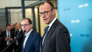 Der Unionsfraktionsvorsitzende und Kanzlerkandidat Friedrich Merz (CDU) gibt ein Pressestatement. © Michael Kappeler/dpa 