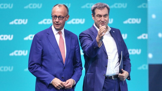 Friedrich Merz und Markus Söder stehen bei einem CDU-Parteitag auf der Bühne. © picture alliance / dts-Agentur | - 