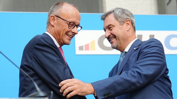 Friedrich Merz (l), CDU-Bundesvorsitzender und Unionsfraktionsvorsitzender, und Markus Söder, CSU-Vorsitzender und Ministerpräsident von Bayern © Kay Nietfeld/dpa Foto: Kay Nietfeld