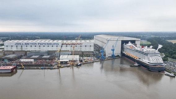 3.8.34: Das Kreuzfahrtschiff „Disney Treasure“ verlässt an diesem Samstag das Baudock der Papenburger Meyer Werft. © dpa Foto: Lars Penning