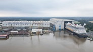 3.8.34: Das Kreuzfahrtschiff „Disney Treasure“ verlässt an diesem Samstag das Baudock der Papenburger Meyer Werft. © dpa Foto: Lars Penning