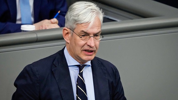 Mathias Middelberg (CDU) spricht im Deutschen Bundestag zu den Abgeordneten. © dpa picture alliance/Flashpic Foto: Jens Krick
