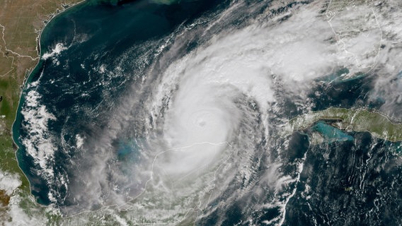 Ein Satellitenbild zeigt den Hurrikan Milton im Golf von Mexiko, vor der Küste der mexikanischen Halbinsel. © National Oceanic and Atmospheric Administration/AP/dpa 