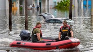 Ein Rettungsboot bewegt sich in den Fluten eines Wohnkomplexes nach Hurrikan "Milton" in Clearwater. © Mike Stewart/AP/dpa Foto: Mike Stewart