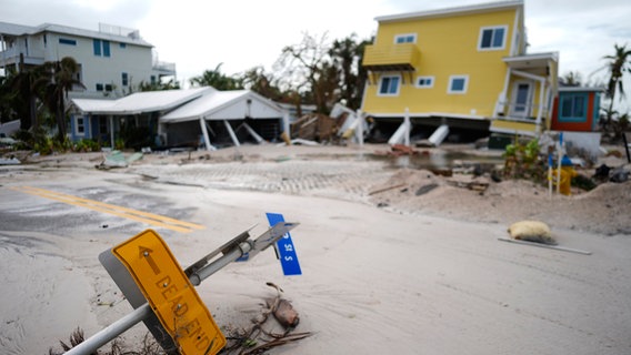 Ein Haus ist nach dem Durchzug des Hurrikans "Milton" von seinen Stelzen gestürzt © Foto: Rebecca Blackwell/AP/dpa +++ dpa-Bildfunk +++ Foto: Foto: Rebecca Blackwell/AP/dpa