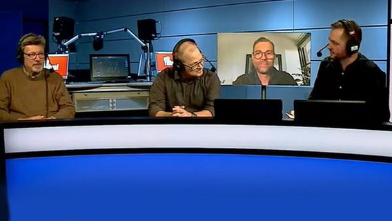 Mitreden!-Moderator Christian Orth und Gäste der Sendung diskutieren zum Thema "Volksdroge Alkohol". © NDR Foto: Screenshot