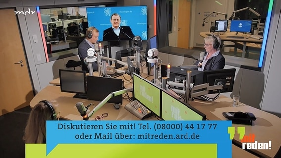 "Mitreden!"-Moderatorin Doreen Jonas (r.) und Gäste der Sendung zum Thema "Regieren ohne Mehrheit - Risiko oder Chance für die Demokratie?" © MDR/NDR Foto: Screenshot