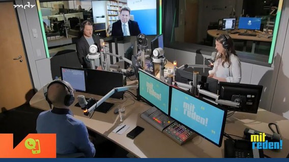 Mitreden vor der Wahl. Im Studio: Moderatorin Susann Böttcher, Prof. Dr. Oliver Holtemöller (stellvertretender Präsident des Leibniz-Instituts für Wirtschaftsforschung Halle) und René Spandler (Werkleiter bei der ERVIN GmbH, Spezialist für Stahlmittel) © NDR Foto: NDR