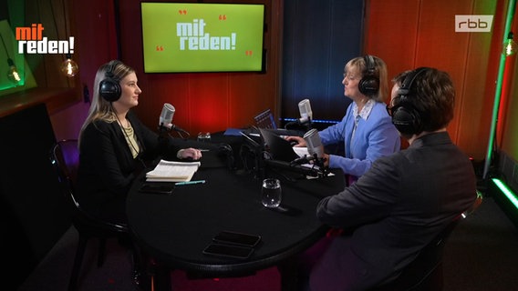 "Mitreden vor der Wahl! Ist Frieden machbar?": Moderatorin Sabine Dahl und Gäste im RBB-Studio. © NDR 