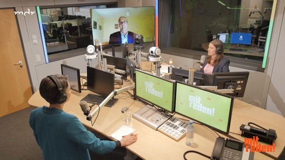 Susann Böttcher und Daniela Kolbe sitzen in einem Radiostudio, Thomas Gesterkamp ist per Video zugeschaltet. © MDR/NDR 