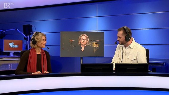 BR-Moderator Christian Orth diskutiert mit Svenja Schulze und Miriam Stumpfe bei "Mitreden". © NDR 