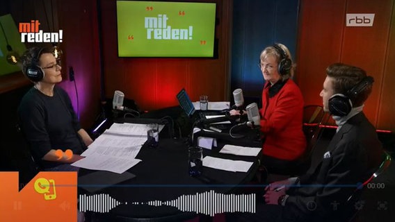 Moderatorin Sabine Dahl im Gespräch mit ihren Gästen Ruth Kirchner und Dennis Steffan bei "Mitreden". © NDR 