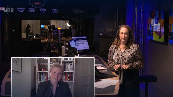 NDR-Moderatorin Nina Zimmermann im Gespräch mit ihren Gästen USA-Expertin Cathryn Clüver Ashbrook und Politikwissenschaftler Christian Lammert. © NDR 