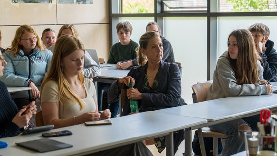 Schülerinnen und Schüler des Marion-Donhöff-Gymnasiums in Mölln gucken auf ihr Handy. © NDR Foto: Heidrun Albrecht-Seifert
