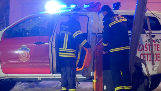 Rettungskräfte arbeiten am Ort einer Schießerei in Cetinje. © Risto Bozovic/AP/dpa 