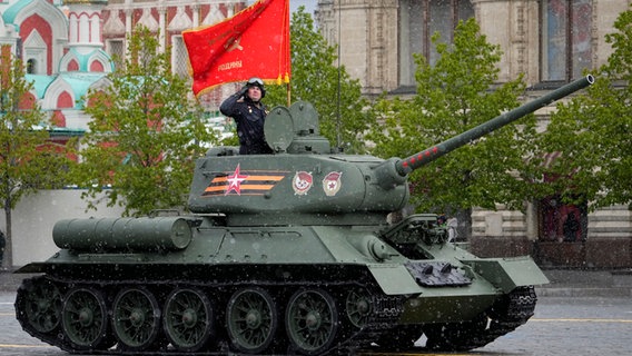 Ein legendärer sowjetischer T-34-Panzer mit roter Flagge während einer Militärparade in Moskau. © picture alliance/dpa/AP Foto: Alexander Zemlianichenko