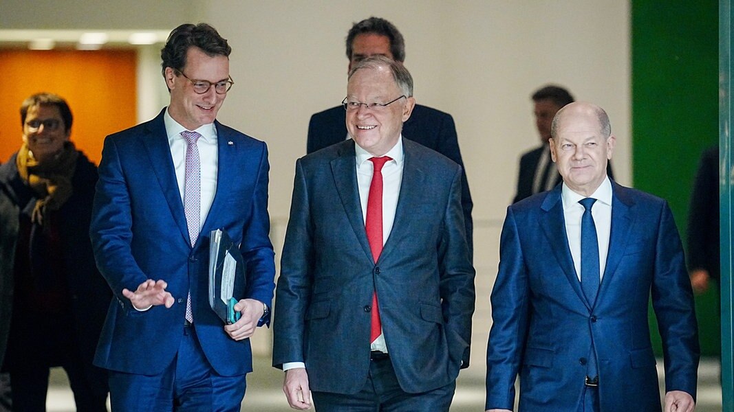 Nordrhein-Westfalens Ministerpräsident Hendrik Wüst (CDU), Stephan Weil (SPD), Ministerpräsident von Niedersachsen, und Bundeskanzler Olaf Scholz (SPD) kommen zur Pressekonferenz nach der Ministerpräsidentenkonferenz im Bundeskanzleramt.